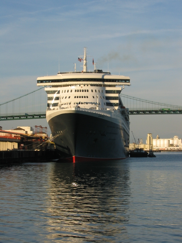 Queen Mary 2 in San Pedro